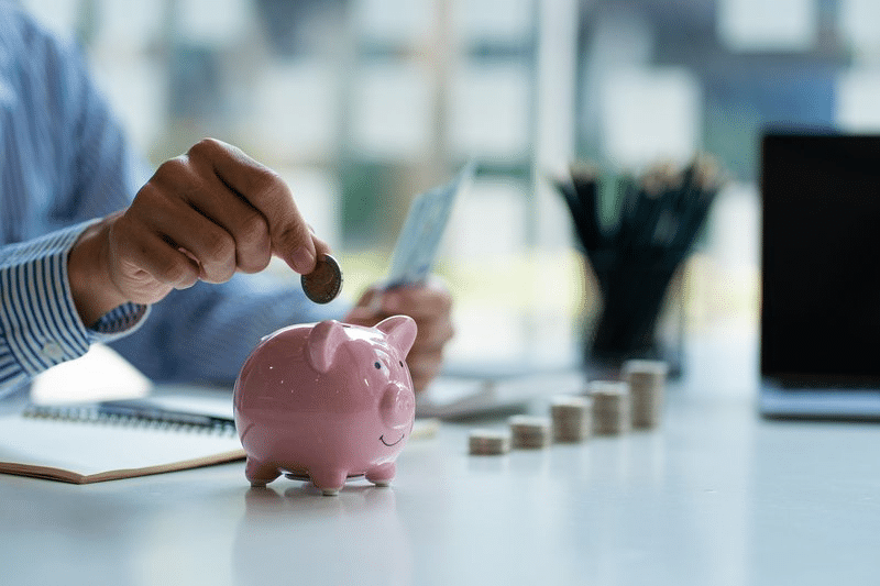 10 Everyday Habits That Save Money in Tough Times